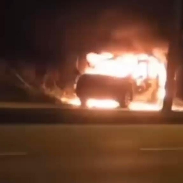 Seyir halindeyken alev alan otomobil kullanılmaz hale geldi