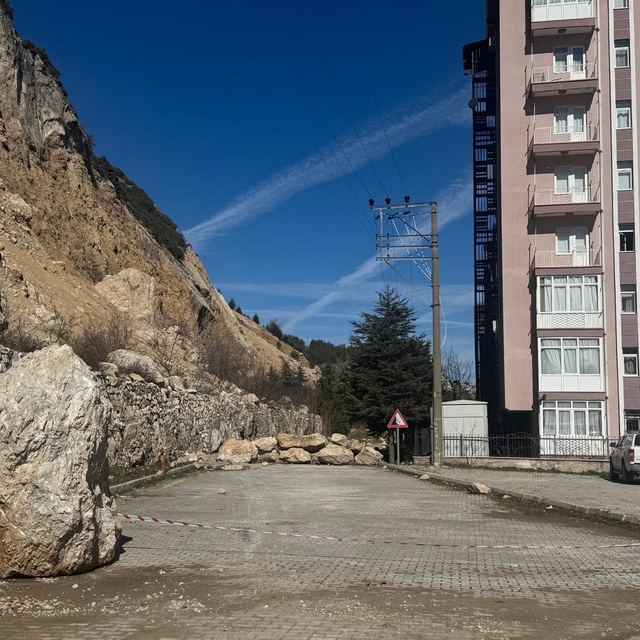 AFAD'dan Eğirdir'de kaya düşmesi sonrası heyelan incelemesi