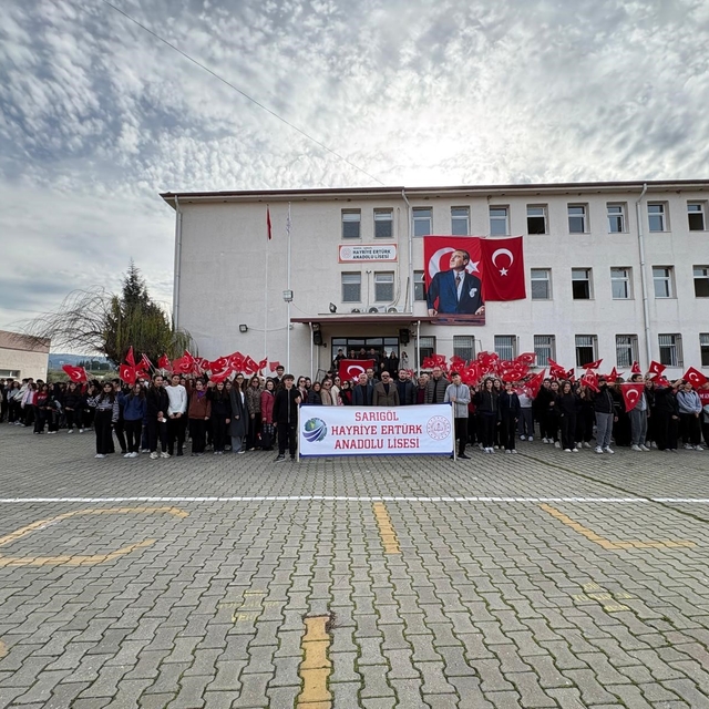 Sarıgöl'de öğrencilerden bayrağa anlamlı sahiplenme