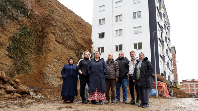 Heyelanın vurduğu 'korku apartmanında' mühür kalktı, gözler riskli yamaçta