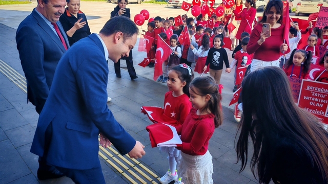 Karpuzlu'da miniklerden bayrağa saygı