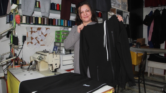 Fabrikaların atık kumaşlarını satın alıp, 20 dakikada kıyafet üretiyor
Ordulu terzi Ayşe Tepe, ürettiği kıyafetleri mağazaların dörtte bir fiyatına satıyor