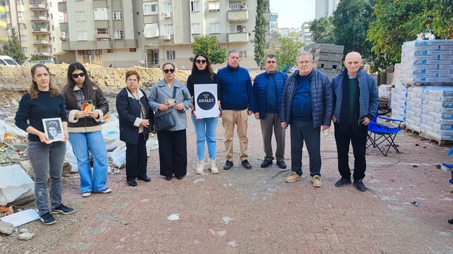 Adana'da depremde 96 kişinin hayatını kaybettiği apartmanın yerinde gözyaşlarına boğuldular
6 Şubat depremlerinde 10 saniyede yıkılan Alpargün Apartmanı'nın bulunduğu alana gelen hayatını kaybedenlerin yakınları, "Bu mahalleden geçemiyoruz, sanki mezarları burada gibi hissediyoruz" diyerek gözyaşlarına boğuldu