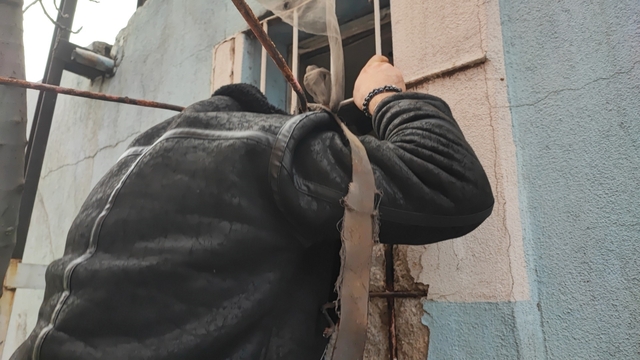 "Kedi bile zor girer" denilen pencereden girdi, sadece iPhone'ları çaldı
Hırsızın iş yerine girmesi ve telefonları çalması anbean görüntülendi