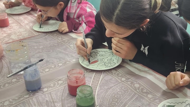 Öğrencilerden çini boyama etkinliği