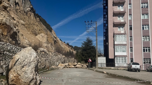 AFAD'dan Eğirdir'de kaya düşmesi sonrası heyelan incelemesi