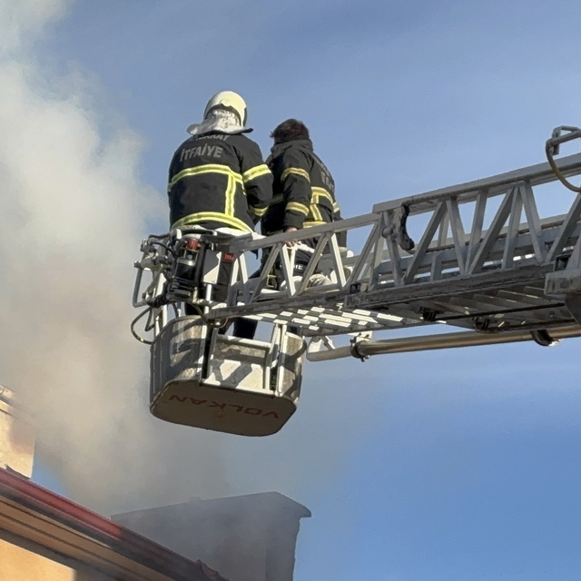 Daireler tahliye edildi, itfaiye çatıdan yangına müdahalede bulundu