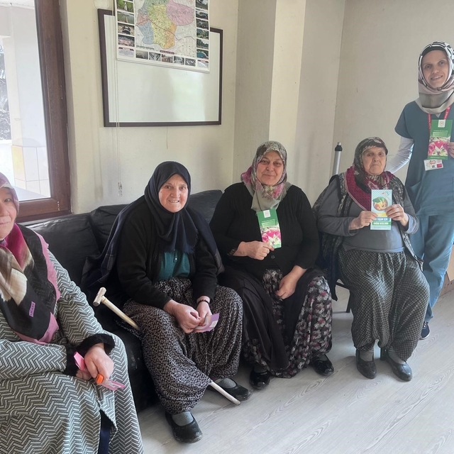 Hem Kur'an okumayı öğreniyorlar hem de sağlık bilgisi alıyorlar