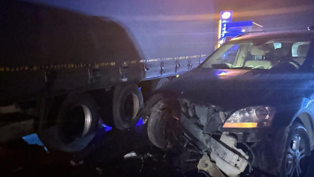 Çanakkale'de tıra arkadan çarpan otomobildeki yolcu yaralandı