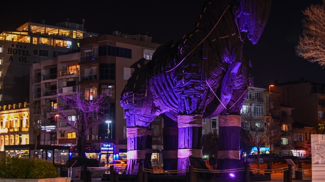 Çanakkale'deki Truva Atı Kanser Günü için mor renkle aydınlatıldı