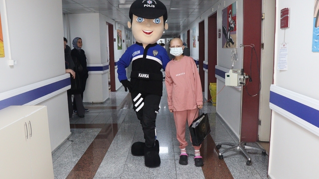 Erzurum'da polisler "Dünya Kanser Günü" dolayısıyla hasta çocukları hediyelerle sevindirdi