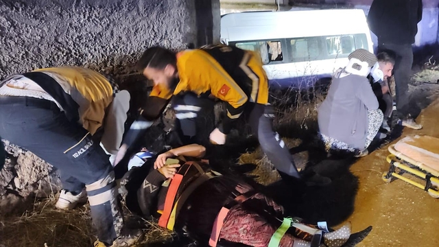 Tarım işçilerini taşıyan minibüs, bahçe duvara çarptı: 2'si ağır, 14 yaralı