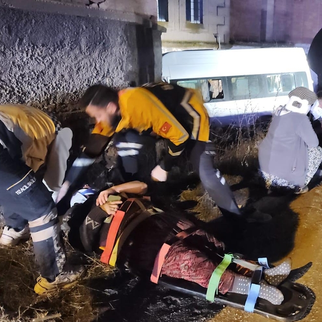 Tarım işçilerini taşıyan minibüs, bahçe duvara çarptı: 2'si ağır, 14 yaralı