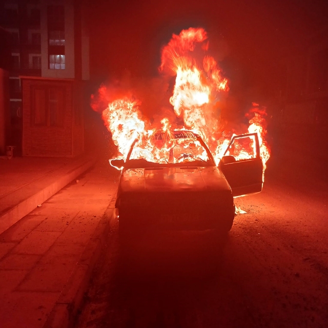 Emanet aldığı otomobil yanınca ne yapacağını şaşırdı
