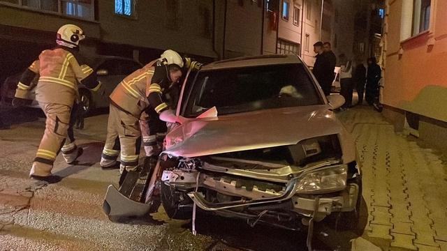 Kaza sonrası kendilerini otomobilden dışarı attılar
Ehliyetsiz 17 yaşındaki sürücünün kullandığı otomobil kaza yaptı, o anlar güvenlik kamerasına yansıdı
