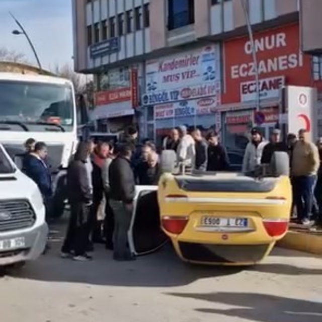 Beton mikseri ile çarpışan taksi ters döndü: 1 yaralı