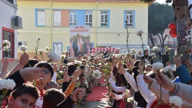 Emekliye ayrılan 39 yıllık öğretmene, görev yaptığı okulda 'efsane' afişli veda