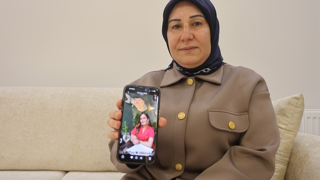 Depremde 2 kızı can veren acılı anne, evlatlarını kurtarabilmek için son ana kadar mücadele veren Mehmetçiğin emeklerini unutmuyor