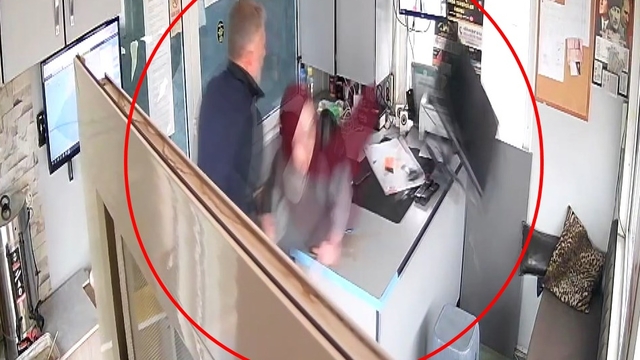 'Taksi beni sevmiyor' diyerek saldırmış; taksi durağına saldırının yeni görüntüleri ortaya çıktı (2)