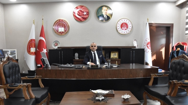 Van Cumhuriyet Başsavcılığından 'dolandırıcılık' uyarısı
Van Cumhuriyet Başsavcısı Osman Kara: "Banka hesabını kiralamak basit bir hata değildir, ağır bir suçtur"