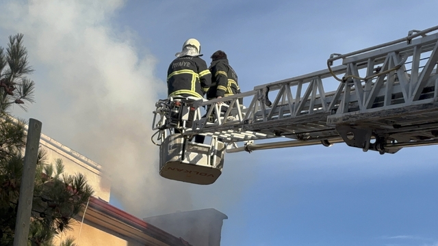 Daireler tahliye edildi, itfaiye çatıdan yangına müdahalede bulundu