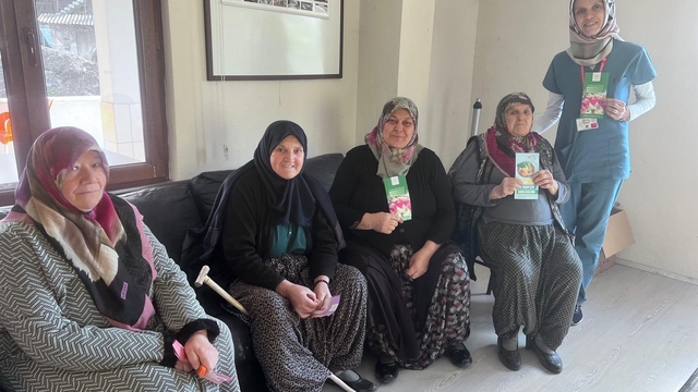 Hem Kur'an okumayı öğreniyorlar hem de sağlık bilgisi alıyorlar