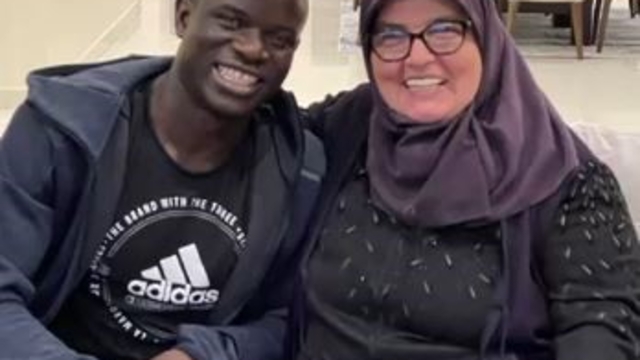 Fenerbahçe'nin yeni transferi N'Golo Kante ile samimiyeti gündem olan Hatun teyze konuştu
Cumhurbaşkanı Recep Tayyip Erdoğan transferinde yardımcı olmuştu
Hatun Çağrıcı: "Ona istediği mantıyı, köfteyi tattırırım inşallah"