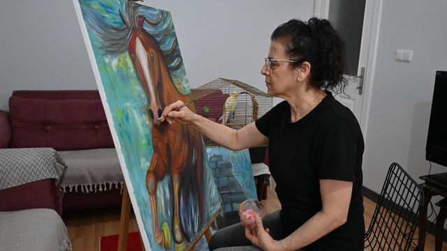 Ressamı depremde elinde tuttuğu fırça hayata bağladı
Asrın felaketinin üzerinden 3 yıl geçmesine rağmen o anı hala dün gibi anımsıyor
Deprem anında resim yapması sayesinde ailesini erkenden uyandırarak evlerini terk etmelerine vesile oldu
Ressam Ayten Cömert: "O resim fırçası beni hayata bağladı diyebilirim"
"Harman kaldıran kadın resmini yaparken depreme yakalandım"