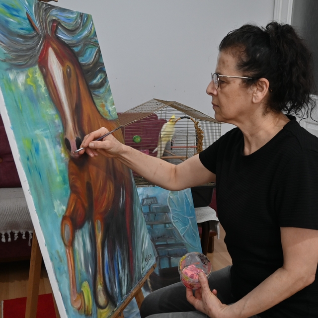 Ressamı depremde elinde tuttuğu fırça hayata bağladı
Asrın felaketinin üzer...