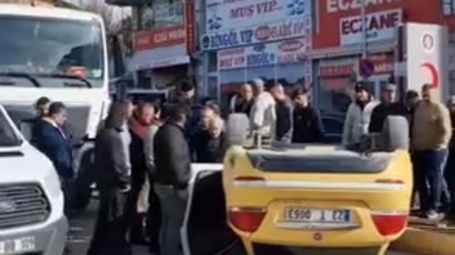 Beton mikseri ile çarpışan taksi ters döndü: 1 yaralı