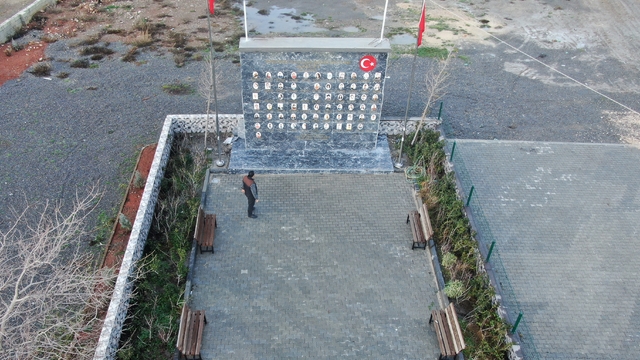 İki çocuğunu kaybeden muhtar köyüne deprem anıtı yaptırdı
İki çocuğunu kaybeden muhtar köyüne "Deprem Şehitleri" anıtı yaptı
Deprem şehitlerinin anısını yaşatmak için köyüne anıt yaptırdı