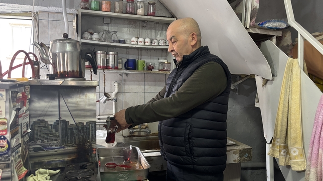 Bu kıraathanede çay 5 lira
Babaeski'de her yerde 15-20 liradan satılan bir bardak çayı bu kıraathane 5 liradan müşterilerine sunuyor