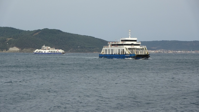 Bozcaada ve Gökçeada'ya feribot seferlerine fırtına engeli
