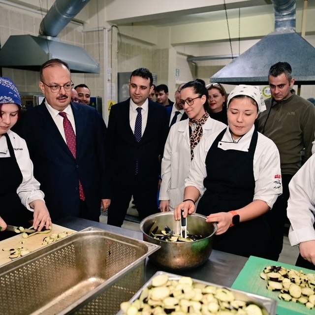 Vali Canbolat'tan mesleki eğitime yakın takip