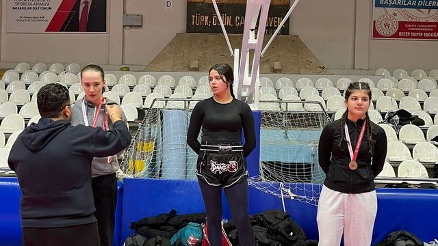 Bilecikli kick boksçular Manisa'da büyük başarı elde etti