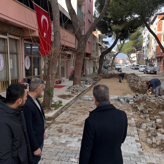 Buharkent'te bozulan yollar yenileniyor