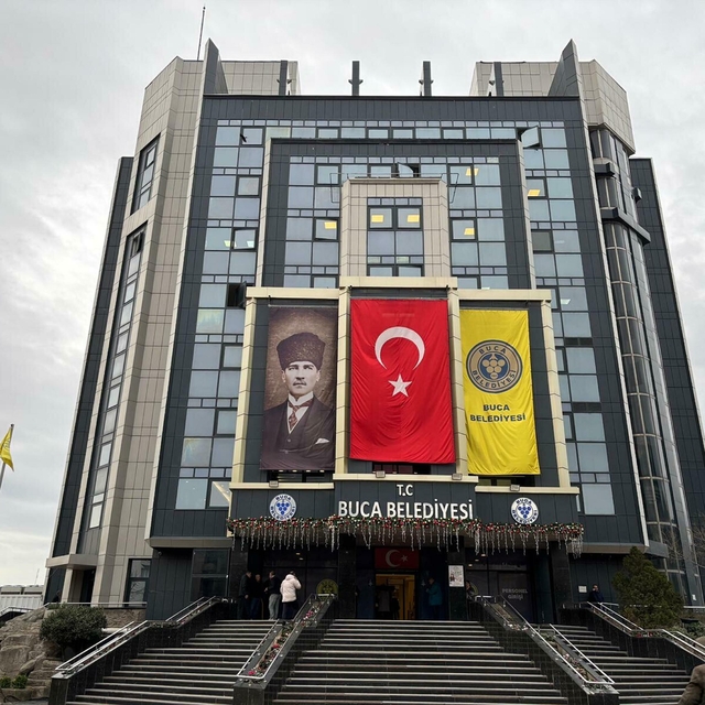 İzmir'in Buca Belediyesi'ne operasyon: 25 gözaltı (3)