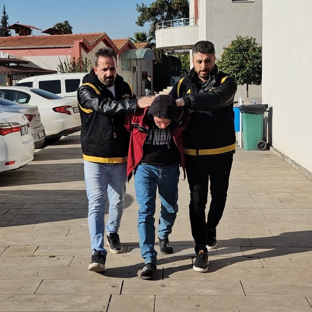 Eşini bıçaklayarak öldürüp, cesedinin başında ağlarken gözaltına alınan şüp...