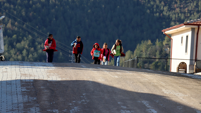 6 ŞUBAT DEPREMLERİNİN ÜÇÜNCÜ YILI - Kütüphaneye dönüştürdüğü kulübenin ardından köy evinde de çocukları kitap okumaya teşvik ediyor