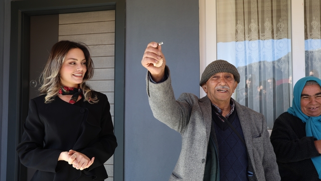 Şehidin emanetine devletin sıcak eli değdi
Şehit polis memuru Mustafa Akgül'ün taziyesinde hafızalara kazınan babaevi yenilenerek aileye teslim edildi