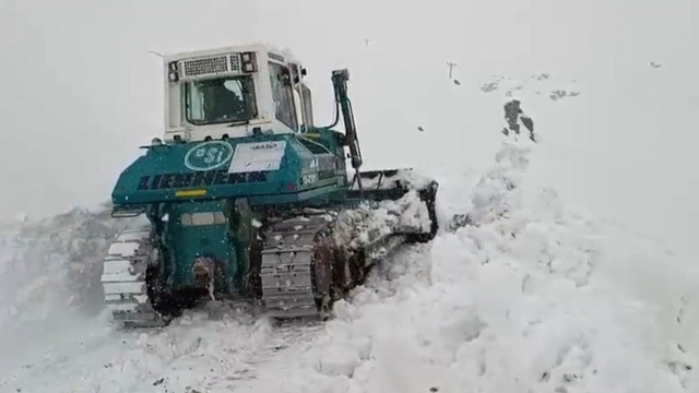Şırnak'ta karla mücadele çalışmaları aralıksız sürüyor