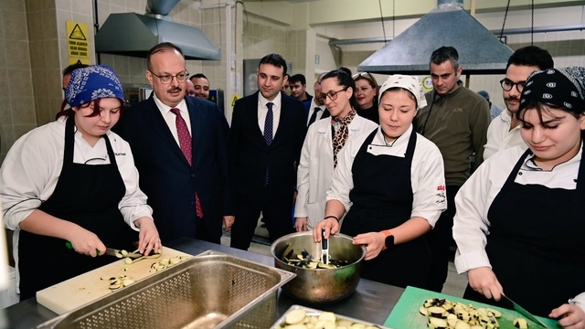 Vali Canbolat'tan mesleki eğitime yakın takip