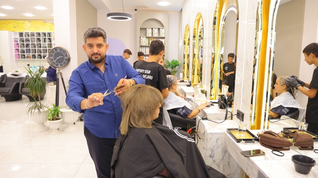 Gülerek uğurladığı müşterileri bir gün sonra enkaz altında kaldı
Depremden bir gün önce saçlarını boyattığı müşterilerini Ebrar Sitesi'nde kaybeden kuaför Sefa Kepekçi:
"Gülerek uğurladım, ertesi gün hepsi yoktu"