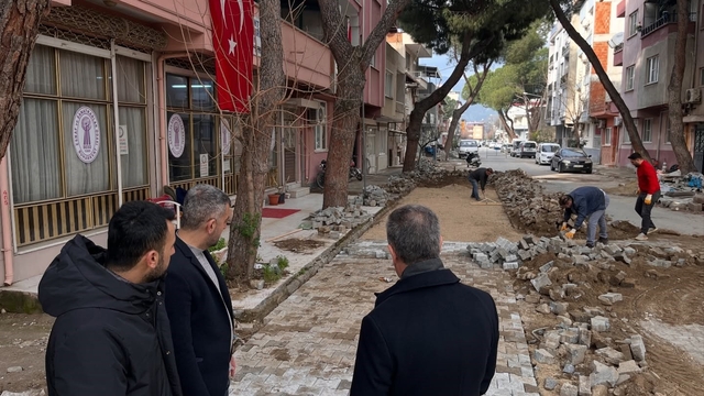 Buharkent'te bozulan yollar yenileniyor