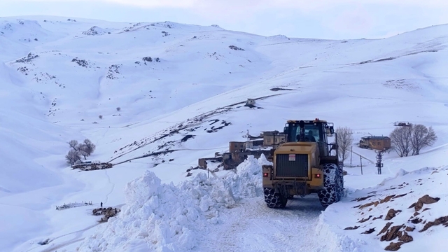 Van'da kardan dolayı kapanan 34 yerleşim yerinin yolu açılıyor