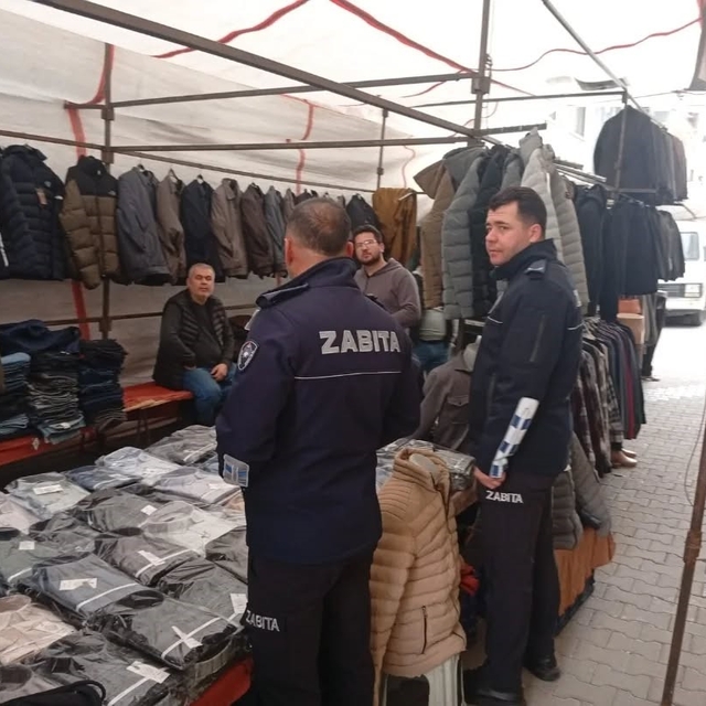 Zabıta ekiplerinden semt pazarında sağanak uyarısı