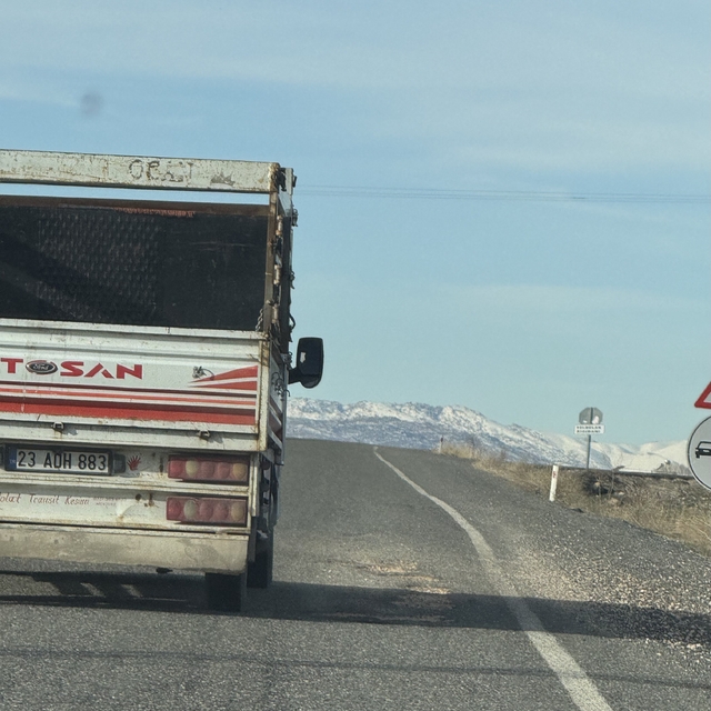 Vatandaşlar iki ilçe arasındaki çukurlu yolun onarılmasını istiyor