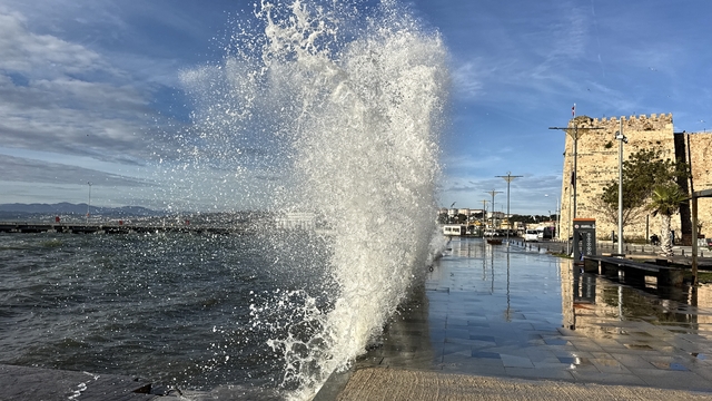 Sinop'ta fırtına nedeniyle yüksek dalgalar oluştu