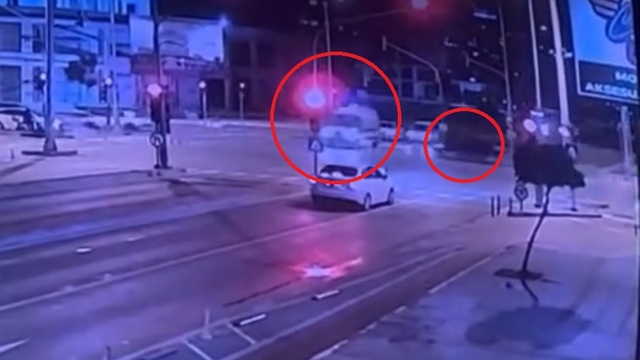 Hasta taşıyan ambulansa cipin çarptığı kaza kamerada; 5 yaralı