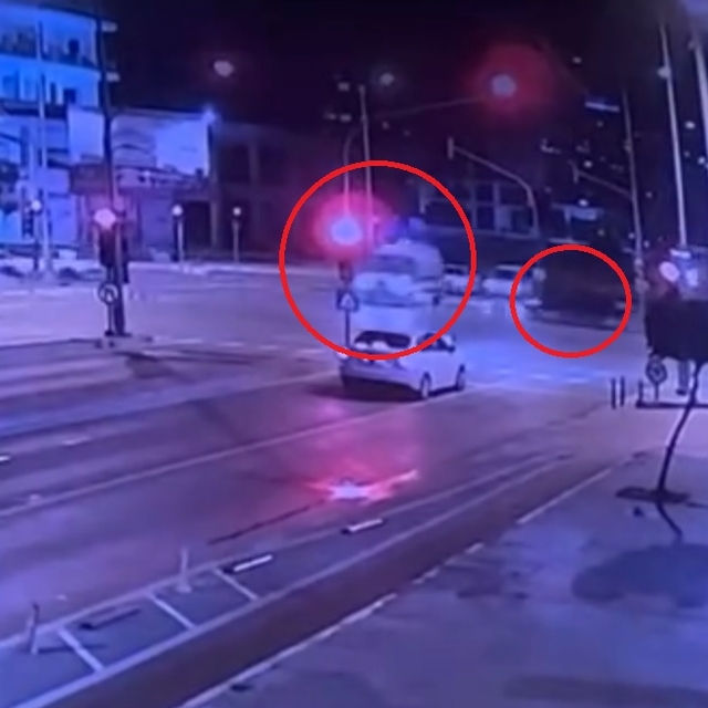 Hasta taşıyan ambulansa cipin çarptığı kaza kamerada; 5 yaralı